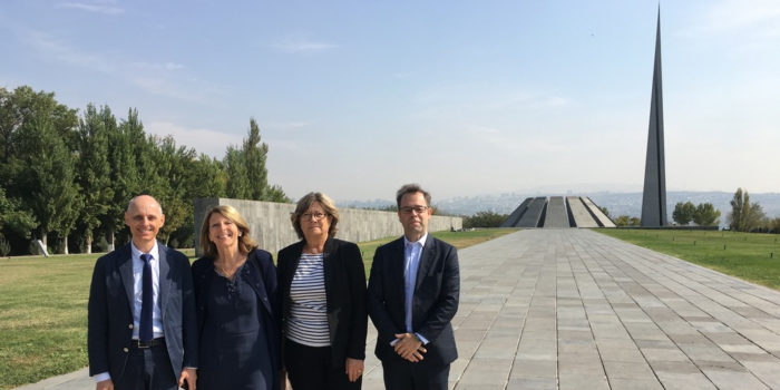 A Tsitsernakaberd, en hommage aux victimes du génocide arménien